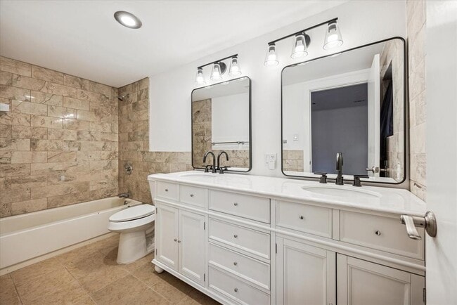 Building Photo - 3104 Fontana Dr