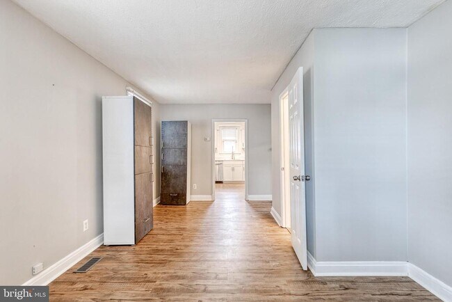 Building Photo - 5412 Clifton Ave