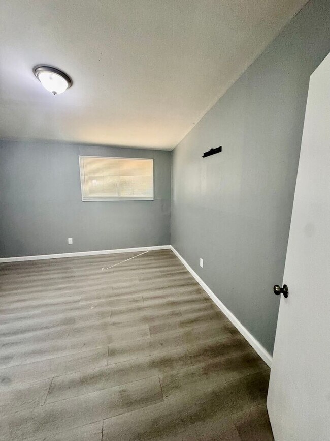 Building Photo - Don’t miss this opportunity!