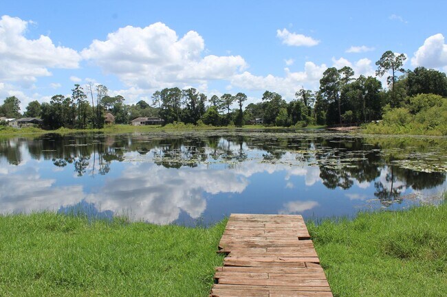 Building Photo - Beautiful 2 bedroom Lakefront Home