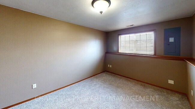 Building Photo - 3 BD, 2 BA AMENITY FILLED TOWNHOME WITH AT...