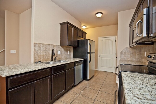 Building Photo - ***901 Oakwood Lane***