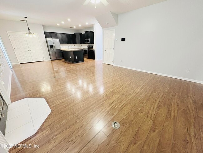 Building Photo - 5950 Round Table Rd