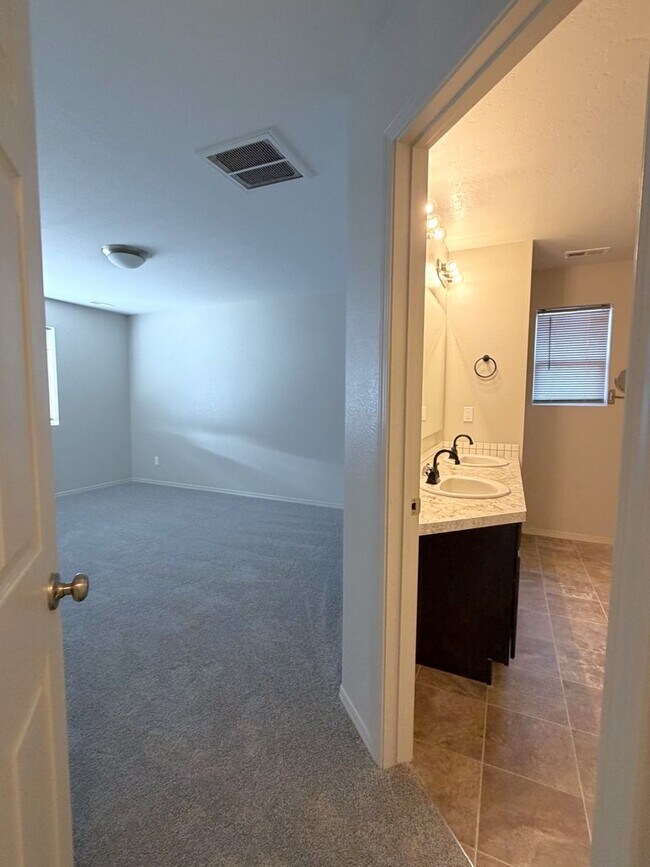 Building Photo - Beautiful 3 bed 2 bath home with flex room in Nampa just off Ustic and Middleton