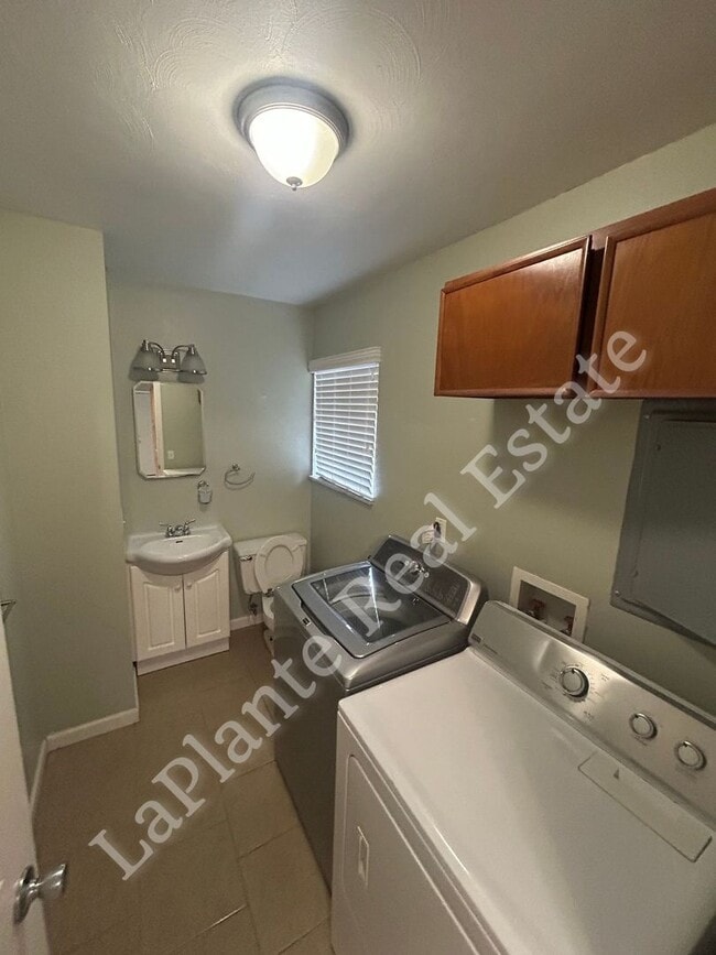 Building Photo - 1921 Northover Rd