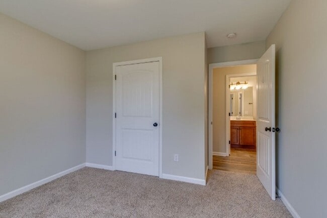 Building Photo - Beautiful 3bd 2 ba home with a large lot a...