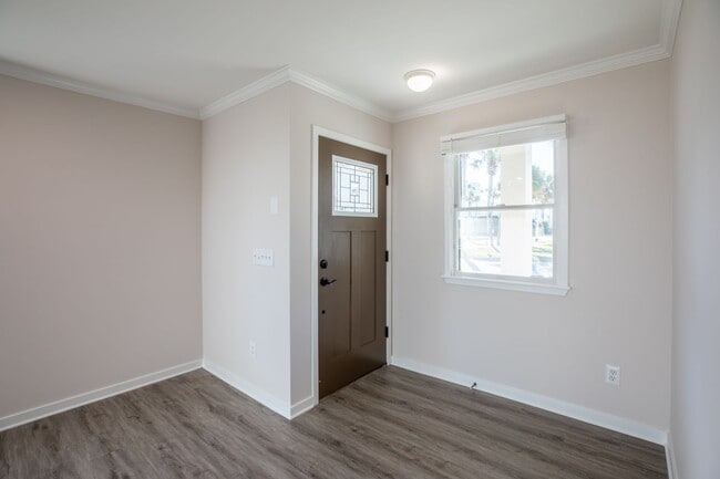 Building Photo - Renovated Beach House