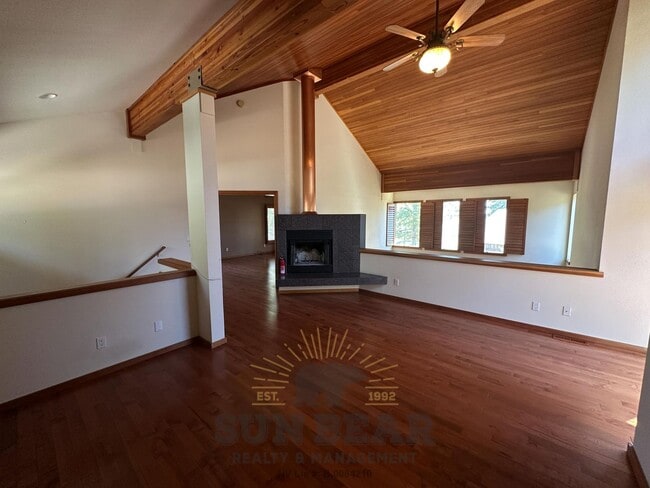 Building Photo - Bright Unfurnished Home with 2 Car Garage!