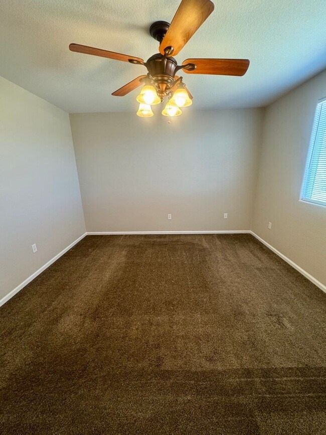 Building Photo - 3 Bedroom Home Close to Military Installations