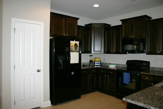 Building Photo - Great South Crestview Location!