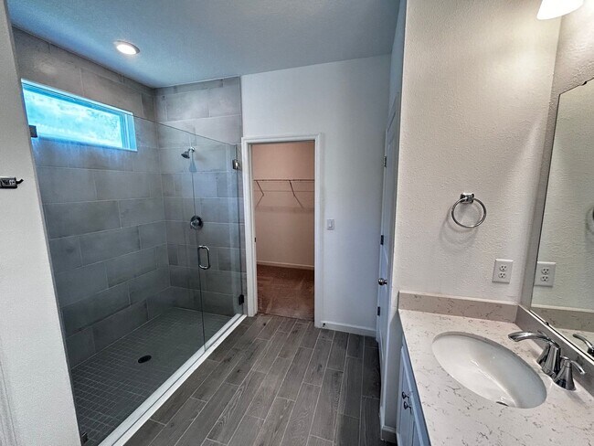 Building Photo - Modern Newer Build 3 Bed 2.5 Bath. Garage. Patio. In-Unit Laundry. Internet and Lawn Care Included!
