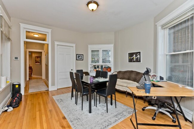 Building Photo - 3 bedroom in Chicago IL 60657