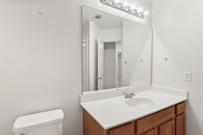 Building Photo - 1617 Gaylord Dr
