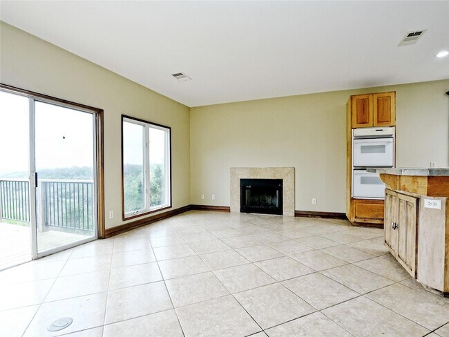 Building Photo - 605 Echo Dr