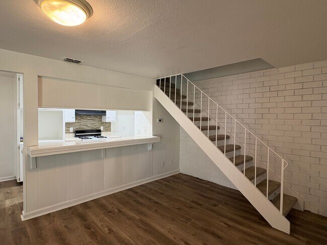 Building Photo - Townhouse condo Hillsdale Oaks