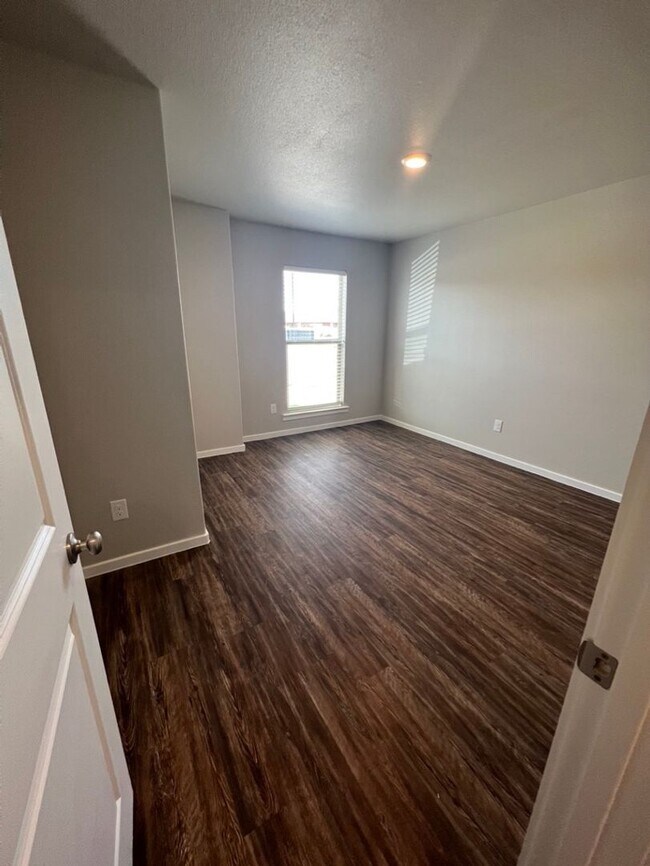 Building Photo - Rare 3 Bedroom In Frenship ISD!