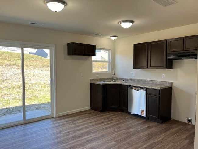 Building Photo - New price. Brand new 3 beds 2 baths house