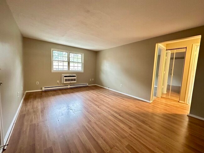 Building Photo - 7 Maple Crest Cir