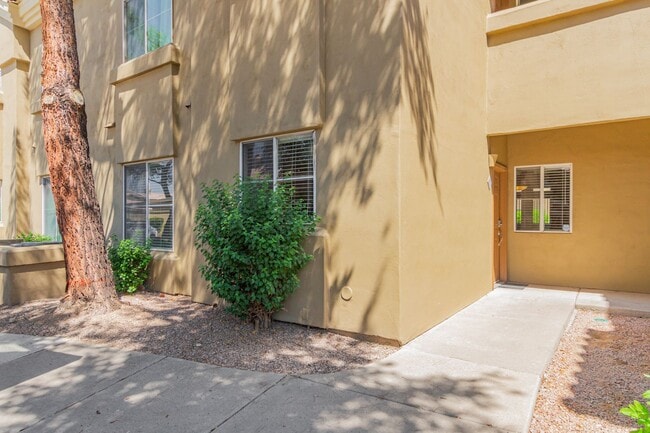 Building Photo - Beautiful 2 bedroom 2 bathroom first floor...