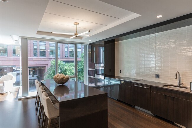 Building Photo - 32 Traveler St