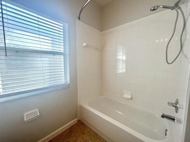 Building Photo - 414 Fern Lake Dr
