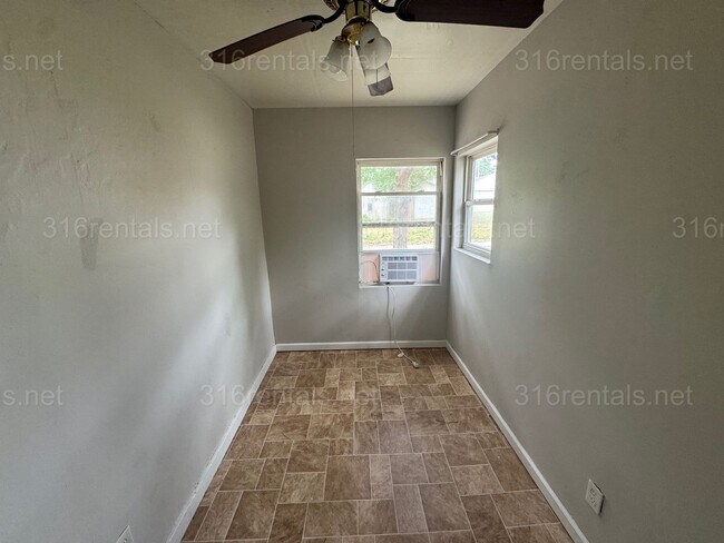Building Photo - $775 - 2 bed 1 bath - Single Family Home