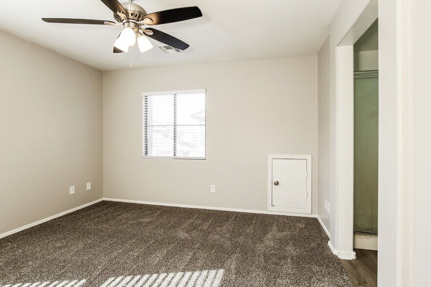 Building Photo - 943 E Agua Fria Ln