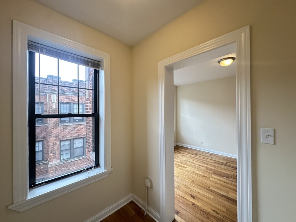 Building Photo - 4426 N Wolcott Ave