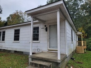 Building Photo - 2 Bedroom 1 Bathroom Duplex!