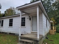 Building Photo - 2Bedroom 1 Bathroom Duplex!