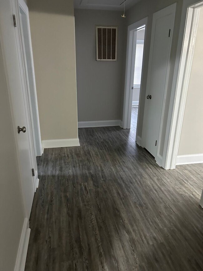 Building Photo - 3 bedroom, two bath home for rent