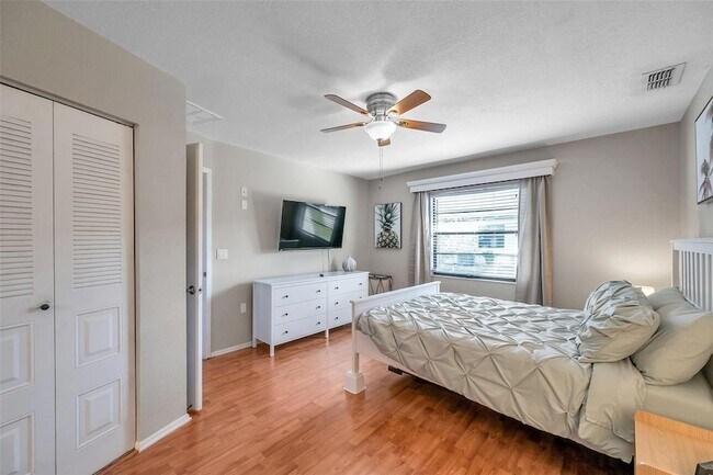 Building Photo - 6421 Drexel Dr