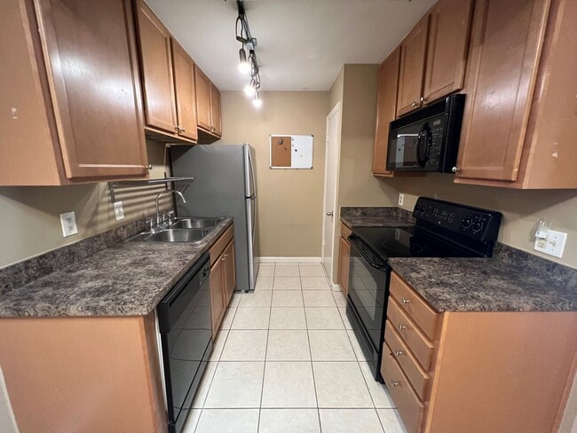 Building Photo - Audubon Park 2/2 Corner Unit Villa with La...