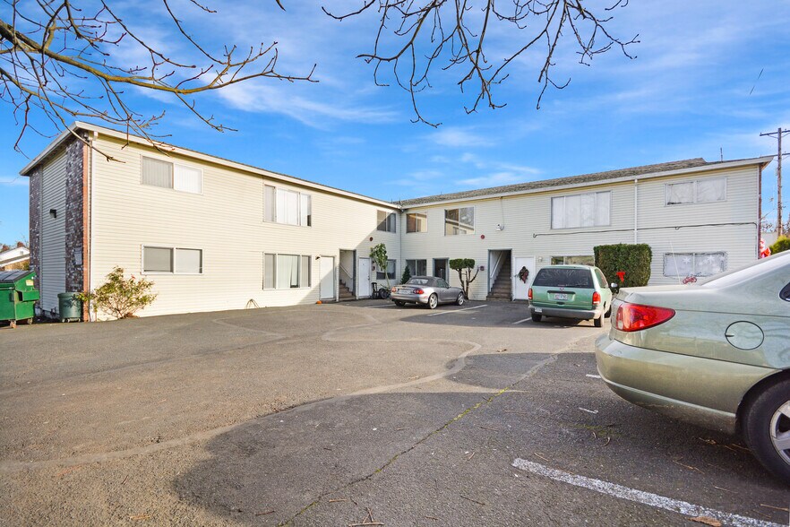 Building Photo - 9512 Oswego N Ave