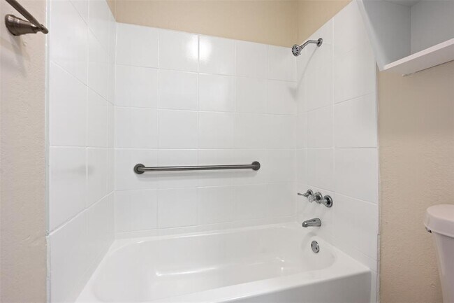 Building Photo - 608 Country Aire Dr