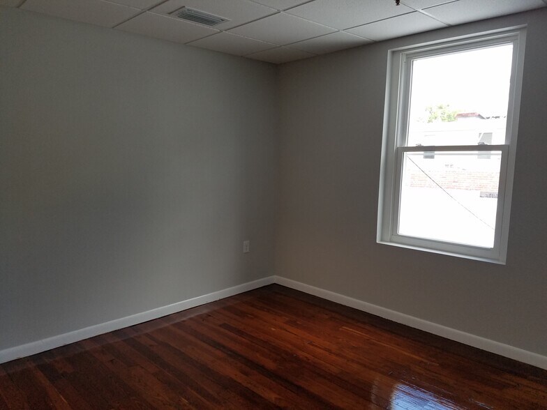 Building Photo - 115 E 4th Ave