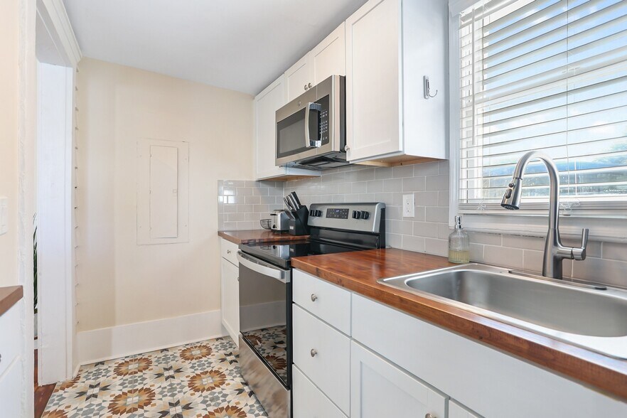 Building Photo - 303 W Park Ave