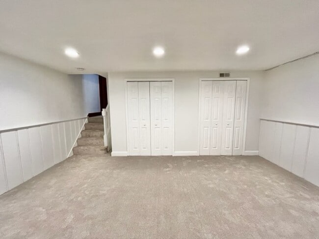 Building Photo - Great 4 BR 3 BA townhouse in great quiet s...