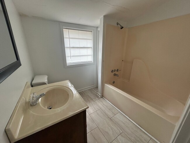 Building Photo - 1122 Tamm St