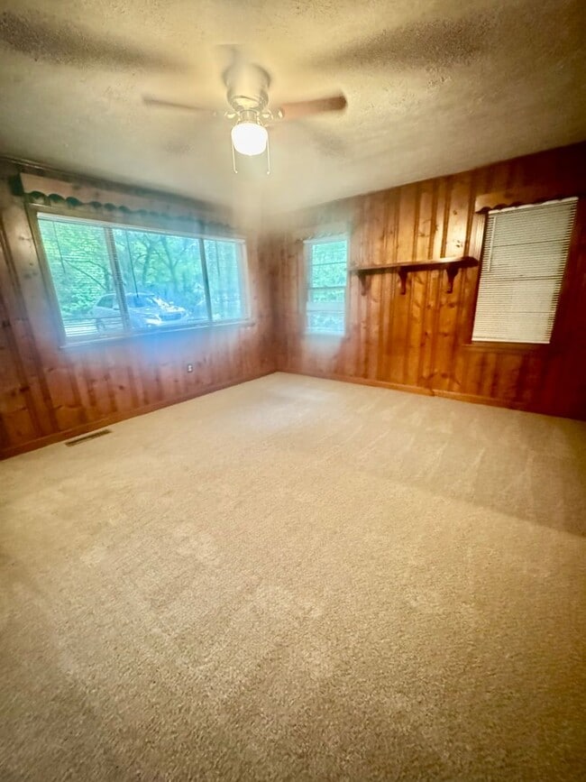 Building Photo - 2 Bedroom/1 Bath house on private 1.75 acres