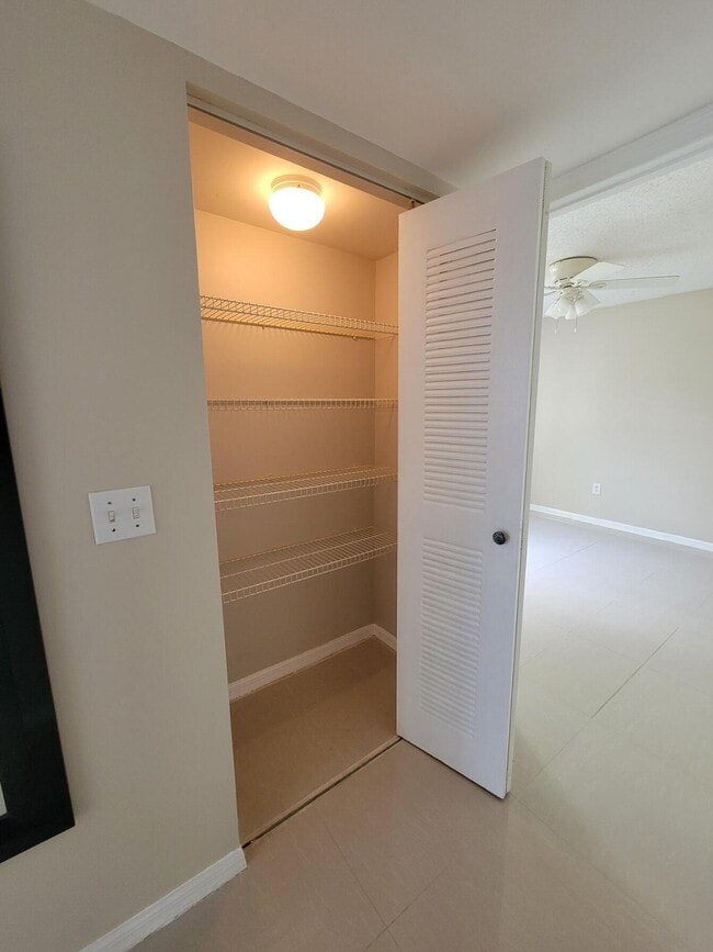 Building Photo - 1400 Crestwood Ct S