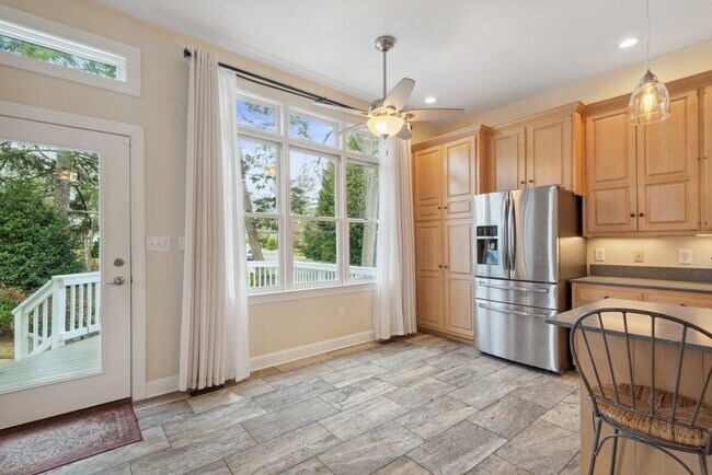 Building Photo - 317 W College Terrace