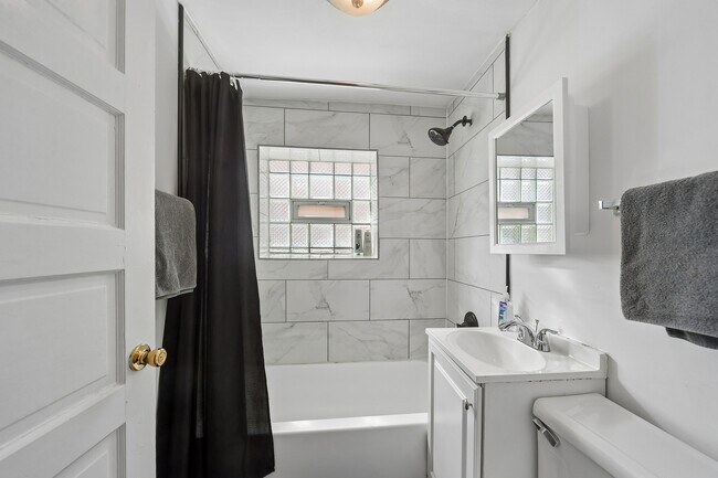 Building Photo - 2818 N Ashland Ave