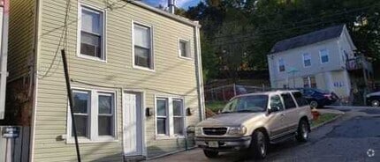Building Photo - 121 Turner St