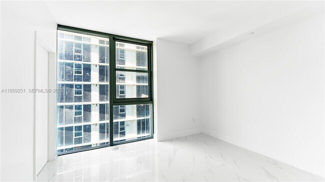 Building Photo - 700 NE 24th St