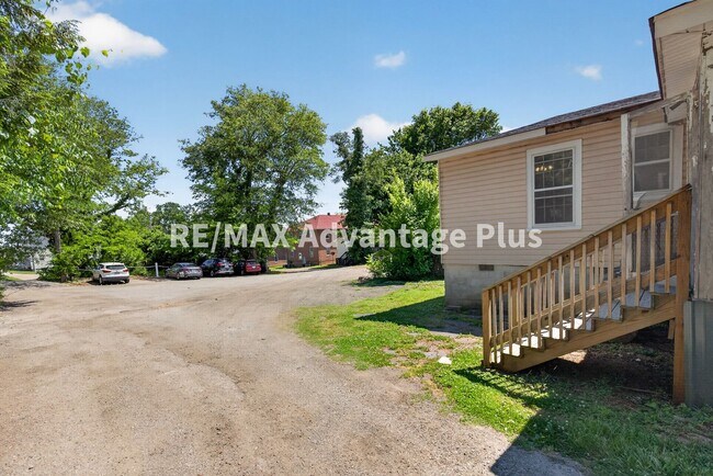Building Photo - 106 Grove St