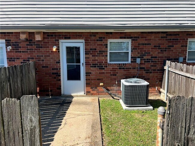 Building Photo - 316 Plantation Dr