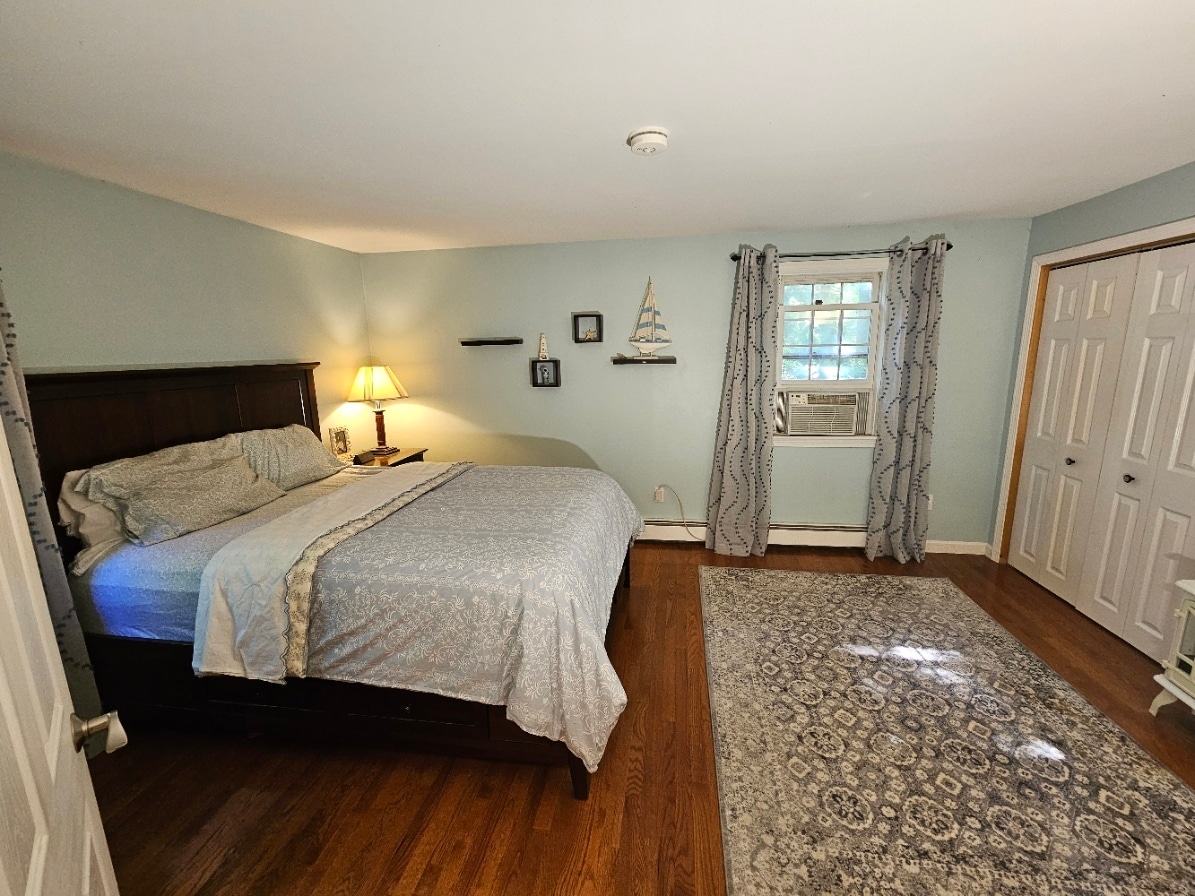 Master Bedroom - 11 Laurel Ln