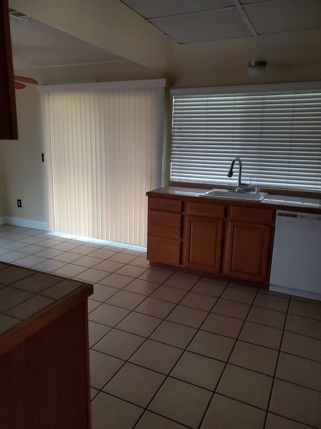 Building Photo - 3 bedroom 2 bath with Pool Off of Oakdale Road