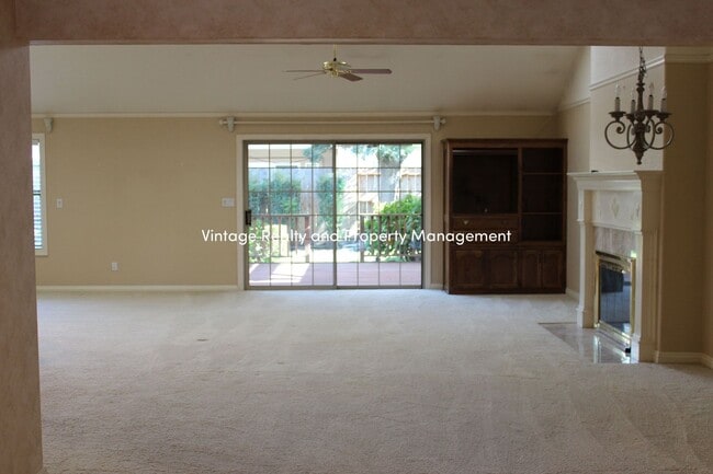 Building Photo - Top Of The Line Big 2/3 Bedroom Single Story Home Ready to Go!!!